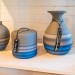 vaso de cerâmica azul artesanal pintado a mão
